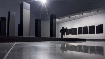 El Museo Universidad de Navarra acoge la exposición de la artista navarra bajo el título 'Menhires'.