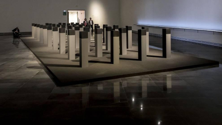 El Museo Universidad de Navarra acoge la exposición de la artista navarra bajo el título 'Menhires'.