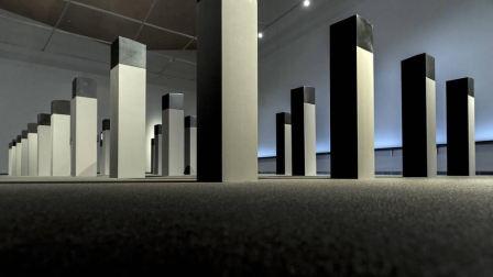 El Museo Universidad de Navarra acoge la exposición de la artista navarra bajo el título 'Menhires'.