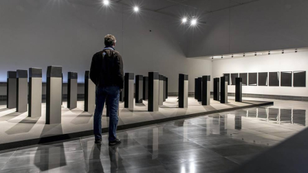 El Museo Universidad de Navarra acoge la exposición de la artista navarra bajo el título 'Menhires'.