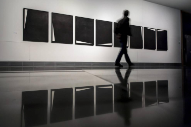 El Museo Universidad de Navarra acoge la exposición de la artista navarra bajo el título 'Menhires'.