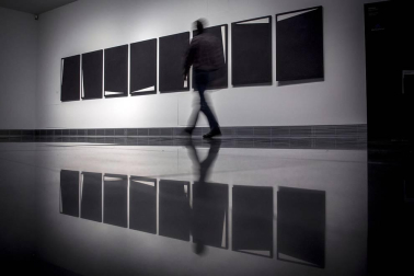 El Museo Universidad de Navarra acoge la exposición de la artista navarra bajo el título 'Menhires'.