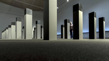 El Museo Universidad de Navarra acoge la exposición de la artista navarra bajo el título 'Menhires'.