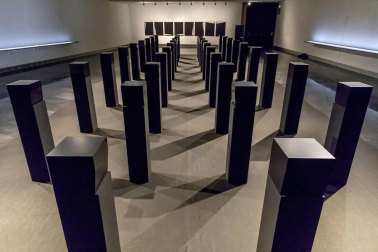 El Museo Universidad de Navarra acoge la exposición de la artista navarra bajo el título 'Menhires'.