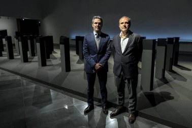El Museo Universidad de Navarra acoge la exposición de la artista navarra bajo el título 'Menhires'.