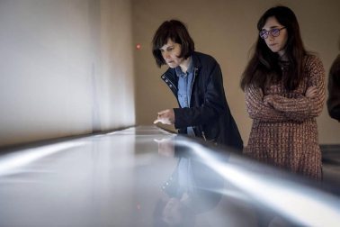 El Museo Universidad de Navarra acoge la exposición de la artista navarra bajo el título 'Menhires'.