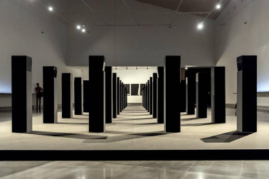 El Museo Universidad de Navarra acoge la exposición de la artista navarra bajo el título 'Menhires'.