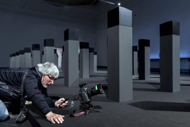 El Museo Universidad de Navarra acoge la exposición de la artista navarra bajo el título 'Menhires'.