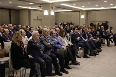 Un centenar de personas entre profesionales y directivos de diferentes ámbitos asistieron a la primera sesión del Aula de economía DN Capital, que estuvo protagonizada por Pablo Zalba, presidente del Instituto de Crédito Oficial (ICO).