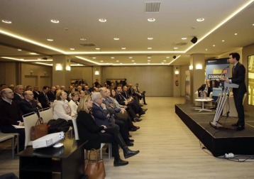 Un centenar de personas entre profesionales y directivos de diferentes ámbitos asistieron a la primera sesión del Aula de economía DN Capital, que estuvo protagonizada por Pablo Zalba, presidente del Instituto de Crédito Oficial (ICO).