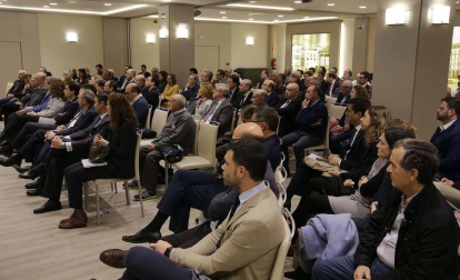 Un centenar de personas entre profesionales y directivos de diferentes ámbitos asistieron a la primera sesión del Aula de economía DN Capital, que estuvo protagonizada por Pablo Zalba, presidente del Instituto de Crédito Oficial (ICO).
