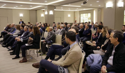 Un centenar de personas entre profesionales y directivos de diferentes ámbitos asistieron a la primera sesión del Aula de economía DN Capital, que estuvo protagonizada por Pablo Zalba, presidente del Instituto de Crédito Oficial (ICO).