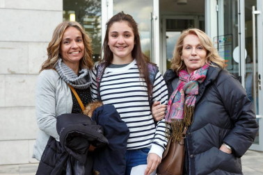 La asociación benéfica La gota de leche de Pamplona organizó, el 13 de abril, una gala musical en la Casa de Cultura de Villava. En ella participaron como artistas invitados: Roberto Urrutia, Josu Hernández y Charly Jiménez; la Escuela de flamenco de Sandra Gallardo; la Asociación de amigos de la jota de Huarte y el Coro de voces blancas de Ikastola Paz de Ziganda Ikastolako Abesbatza. El acto, al que acudieron unas 200 personas, estuvo presentado por Carlos Colina y consiguió recaudar alrededor de mil euros.