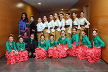 La asociación benéfica La gota de leche de Pamplona organizó, el 13 de abril, una gala musical en la Casa de Cultura de Villava. En ella participaron como artistas invitados: Roberto Urrutia, Josu Hernández y Charly Jiménez; la Escuela de flamenco de Sandra Gallardo; la Asociación de amigos de la jota de Huarte y el Coro de voces blancas de Ikastola Paz de Ziganda Ikastolako Abesbatza. El acto, al que acudieron unas 200 personas, estuvo presentado por Carlos Colina y consiguió recaudar alrededor de mil euros.