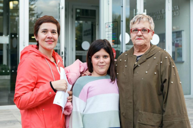 La asociación benéfica La gota de leche de Pamplona organizó, el 13 de abril, una gala musical en la Casa de Cultura de Villava. En ella participaron como artistas invitados: Roberto Urrutia, Josu Hernández y Charly Jiménez; la Escuela de flamenco de Sandra Gallardo; la Asociación de amigos de la jota de Huarte y el Coro de voces blancas de Ikastola Paz de Ziganda Ikastolako Abesbatza. El acto, al que acudieron unas 200 personas, estuvo presentado por Carlos Colina y consiguió recaudar alrededor de mil euros.