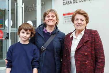 La asociación benéfica La gota de leche de Pamplona organizó, el 13 de abril, una gala musical en la Casa de Cultura de Villava. En ella participaron como artistas invitados: Roberto Urrutia, Josu Hernández y Charly Jiménez; la Escuela de flamenco de Sandra Gallardo; la Asociación de amigos de la jota de Huarte y el Coro de voces blancas de Ikastola Paz de Ziganda Ikastolako Abesbatza. El acto, al que acudieron unas 200 personas, estuvo presentado por Carlos Colina y consiguió recaudar alrededor de mil euros.