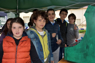 Tudela puso en marcha el 15 de abril una nueva edición del Día del árbol, cuyo acto principal fue la plantación de 20 nuevas especies en la zona canina de la calle Camino Caritat. Además se organizaron talleres medioambientales, reparto de material para los huertos escolares y sorteos de regalos para los participantes.