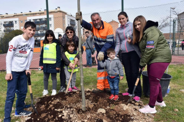 Tudela puso en marcha el 15 de abril una nueva edición del Día del árbol, cuyo acto principal fue la plantación de 20 nuevas especies en la zona canina de la calle Camino Caritat. Además se organizaron talleres medioambientales, reparto de material para los huertos escolares y sorteos de regalos para los participantes.