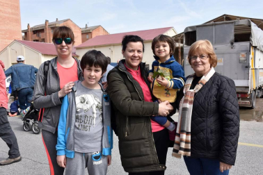 Tudela puso en marcha el 15 de abril una nueva edición del Día del árbol, cuyo acto principal fue la plantación de 20 nuevas especies en la zona canina de la calle Camino Caritat. Además se organizaron talleres medioambientales, reparto de material para los huertos escolares y sorteos de regalos para los participantes.