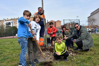 Tudela puso en marcha el 15 de abril una nueva edición del Día del árbol, cuyo acto principal fue la plantación de 20 nuevas especies en la zona canina de la calle Camino Caritat. Además se organizaron talleres medioambientales, reparto de material para los huertos escolares y sorteos de regalos para los participantes.