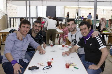 El 14 de abril, la placeta del cine Aurora de Falces acogió una tarde repleta de actividades con motivo del Día de la danza. Los asistentes pudieron disfrudAtar de campeonato relámpago de mus y chinchón, talleres para los 'muetes' (maquillaje, pulseras, pintura...), actuación de dantzaris txikis y bailes populares, bingo, cena popular a base de bocatas, música-disco y fin de fiesta.