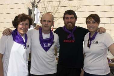 El 14 de abril, la placeta del cine Aurora de Falces acogió una tarde repleta de actividades con motivo del Día de la danza. Los asistentes pudieron disfrudAtar de campeonato relámpago de mus y chinchón, talleres para los 'muetes' (maquillaje, pulseras, pintura...), actuación de dantzaris txikis y bailes populares, bingo, cena popular a base de bocatas, música-disco y fin de fiesta.