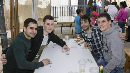El 14 de abril, la placeta del cine Aurora de Falces acogió una tarde repleta de actividades con motivo del Día de la danza. Los asistentes pudieron disfrudAtar de campeonato relámpago de mus y chinchón, talleres para los 'muetes' (maquillaje, pulseras, pintura...), actuación de dantzaris txikis y bailes populares, bingo, cena popular a base de bocatas, música-disco y fin de fiesta.