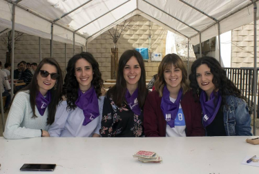 El 14 de abril, la placeta del cine Aurora de Falces acogió una tarde repleta de actividades con motivo del Día de la danza. Los asistentes pudieron disfrudAtar de campeonato relámpago de mus y chinchón, talleres para los 'muetes' (maquillaje, pulseras, pintura...), actuación de dantzaris txikis y bailes populares, bingo, cena popular a base de bocatas, música-disco y fin de fiesta.