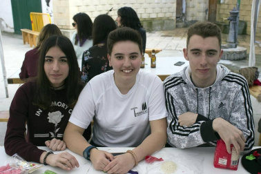 El 14 de abril, la placeta del cine Aurora de Falces acogió una tarde repleta de actividades con motivo del Día de la danza. Los asistentes pudieron disfrudAtar de campeonato relámpago de mus y chinchón, talleres para los 'muetes' (maquillaje, pulseras, pintura...), actuación de dantzaris txikis y bailes populares, bingo, cena popular a base de bocatas, música-disco y fin de fiesta.