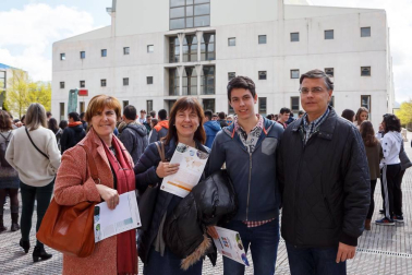 El sábado 14 de abril, la Universidad Pública de Navarra celebró la primera de sus jornadas de puertas abiertas previas al próximo curso académico, con protagonismo para las ingenierías. Una oportunidad para asistir a charlas orientativas acerca de las diversas titulaciones que oferta este centro y que están dirigidas a estudiantes de Bachillerato y Formación Profesional así como a sus familiares y el público en general.