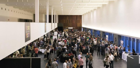 Las nuevas añadas de los vinos adscritos a la D.O. Navarra se presentaron en una nueva edición de Vinofest. La cita para los amantes del vino fue los días 13 y 14 de abril en Baluarte. 30 bodegas se unieron a esta iniciativa en la que los asistentes pudieron disfrutar de los nuevos blancos, rosados y tintos de la citada denominación de origen.