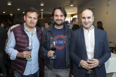 Las nuevas añadas de los vinos adscritos a la D.O. Navarra se presentaron en una nueva edición de Vinofest. La cita para los amantes del vino fue los días 13 y 14 de abril en Baluarte. 30 bodegas se unieron a esta iniciativa en la que los asistentes pudieron disfrutar de los nuevos blancos, rosados y tintos de la citada denominación de origen.