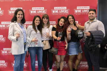 Las nuevas añadas de los vinos adscritos a la D.O. Navarra se presentaron en una nueva edición de Vinofest. La cita para los amantes del vino fue los días 13 y 14 de abril en Baluarte. 30 bodegas se unieron a esta iniciativa en la que los asistentes pudieron disfrutar de los nuevos blancos, rosados y tintos de la citada denominación de origen.