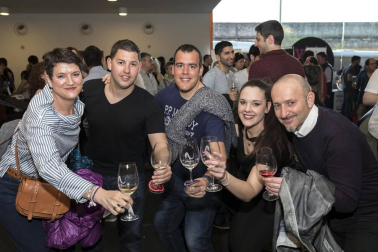 Las nuevas añadas de los vinos adscritos a la D.O. Navarra se presentaron en una nueva edición de Vinofest. La cita para los amantes del vino fue los días 13 y 14 de abril en Baluarte. 30 bodegas se unieron a esta iniciativa en la que los asistentes pudieron disfrutar de los nuevos blancos, rosados y tintos de la citada denominación de origen.