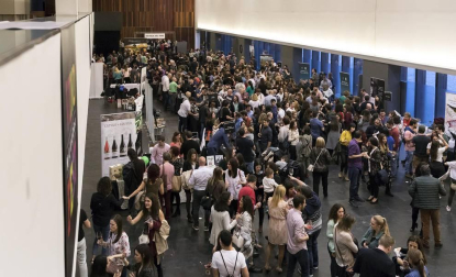 Las nuevas añadas de los vinos adscritos a la D.O. Navarra se presentaron en una nueva edición de Vinofest. La cita para los amantes del vino fue los días 13 y 14 de abril en Baluarte. 30 bodegas se unieron a esta iniciativa en la que los asistentes pudieron disfrutar de los nuevos blancos, rosados y tintos de la citada denominación de origen.