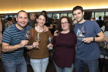 Las nuevas añadas de los vinos adscritos a la D.O. Navarra se presentaron en una nueva edición de Vinofest. La cita para los amantes del vino fue los días 13 y 14 de abril en Baluarte. 30 bodegas se unieron a esta iniciativa en la que los asistentes pudieron disfrutar de los nuevos blancos, rosados y tintos de la citada denominación de origen.