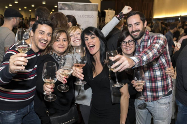 Las nuevas añadas de los vinos adscritos a la D.O. Navarra se presentaron en una nueva edición de Vinofest. La cita para los amantes del vino fue los días 13 y 14 de abril en Baluarte. 30 bodegas se unieron a esta iniciativa en la que los asistentes pudieron disfrutar de los nuevos blancos, rosados y tintos de la citada denominación de origen.