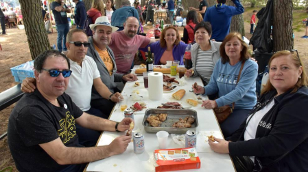 Los vecinos de Corella disfrutaron de las fiestas de la Virgen del Villar, y muy especialmente de la tradicional romería al Santuario de la Virgen, tras la cual las cuadrillas prepararon sus mejores recetas y compartieron una jornada campestre en el mejor de los ambientes.
