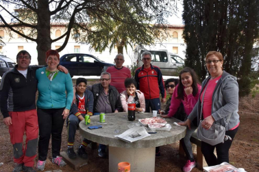 Los vecinos de Corella disfrutaron de las fiestas de la Virgen del Villar, y muy especialmente de la tradicional romería al Santuario de la Virgen, tras la cual las cuadrillas prepararon sus mejores recetas y compartieron una jornada campestre en el mejor de los ambientes.