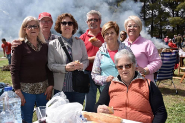 Los vecinos de Corella disfrutaron de las fiestas de la Virgen del Villar, y muy especialmente de la tradicional romería al Santuario de la Virgen, tras la cual las cuadrillas prepararon sus mejores recetas y compartieron una jornada campestre en el mejor de los ambientes.