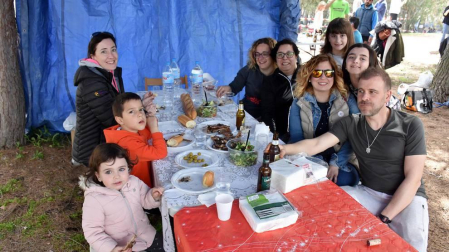 Los vecinos de Corella disfrutaron de las fiestas de la Virgen del Villar, y muy especialmente de la tradicional romería al Santuario de la Virgen, tras la cual las cuadrillas prepararon sus mejores recetas y compartieron una jornada campestre en el mejor de los ambientes.