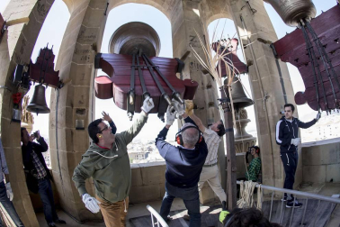 Los Campaneros de la Catedral de Pamplona tañeron ayer los bronces de la seo y los de otras cuatro iglesias del Casco Antiguo, dentro de una iniciativa europea para lograr que la Unesco declare el toque manual Patrimonio Inmaterial