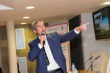 Alrededor de 200 personas asistieron a la primera edición del Tudela Ribera Forum, una iniciativa organizada por Diario de Navarra y Navarra Capital, con el patrocinio de Laboral Kutxa, Gobierno de Navarra y Ayuntamiento de Tudela, que tuvo como objetivo debatir e intercambiar opiniones para buscar el desarrollo de la comarca.