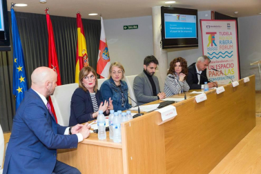 Alrededor de 200 personas asistieron a la primera edición del Tudela Ribera Forum, una iniciativa organizada por Diario de Navarra y Navarra Capital, con el patrocinio de Laboral Kutxa, Gobierno de Navarra y Ayuntamiento de Tudela, que tuvo como objetivo debatir e intercambiar opiniones para buscar el desarrollo de la comarca.