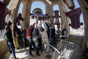 Los Campaneros de la Catedral de Pamplona tañeron ayer los bronces de la seo y los de otras cuatro iglesias del Casco Antiguo, dentro de una iniciativa europea para lograr que la Unesco declare el toque manual Patrimonio Inmaterial