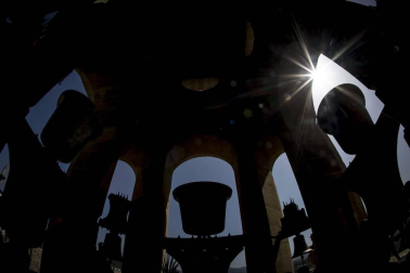 Los Campaneros de la Catedral de Pamplona tañeron ayer los bronces de la seo y los de otras cuatro iglesias del Casco Antiguo, dentro de una iniciativa europea para lograr que la Unesco declare el toque manual Patrimonio Inmaterial