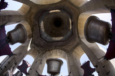 Los Campaneros de la Catedral de Pamplona tañeron ayer los bronces de la seo y los de otras cuatro iglesias del Casco Antiguo, dentro de una iniciativa europea para lograr que la Unesco declare el toque manual Patrimonio Inmaterial