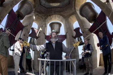 Los Campaneros de la Catedral de Pamplona tañeron ayer los bronces de la seo y los de otras cuatro iglesias del Casco Antiguo, dentro de una iniciativa europea para lograr que la Unesco declare el toque manual Patrimonio Inmaterial