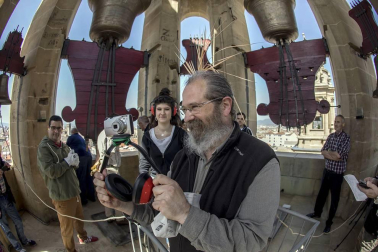 Los Campaneros de la Catedral de Pamplona tañeron ayer los bronces de la seo y los de otras cuatro iglesias del Casco Antiguo, dentro de una iniciativa europea para lograr que la Unesco declare el toque manual Patrimonio Inmaterial