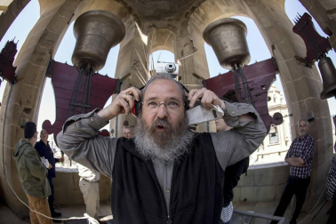 Los Campaneros de la Catedral de Pamplona tañeron ayer los bronces de la seo y los de otras cuatro iglesias del Casco Antiguo, dentro de una iniciativa europea para lograr que la Unesco declare el toque manual Patrimonio Inmaterial